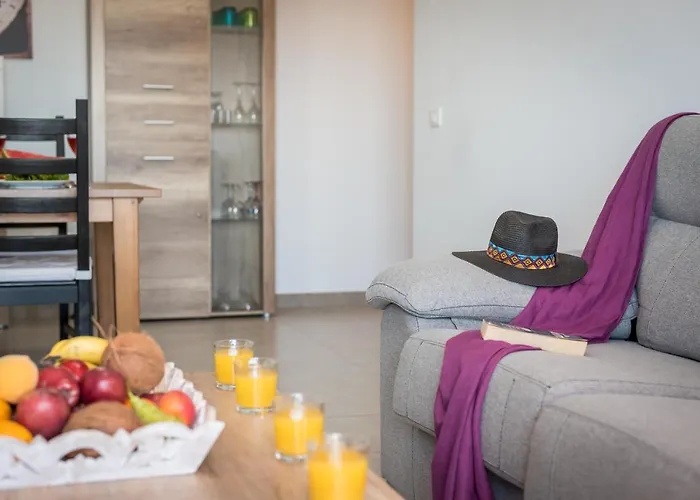 2m Parque La Reina Elegant View